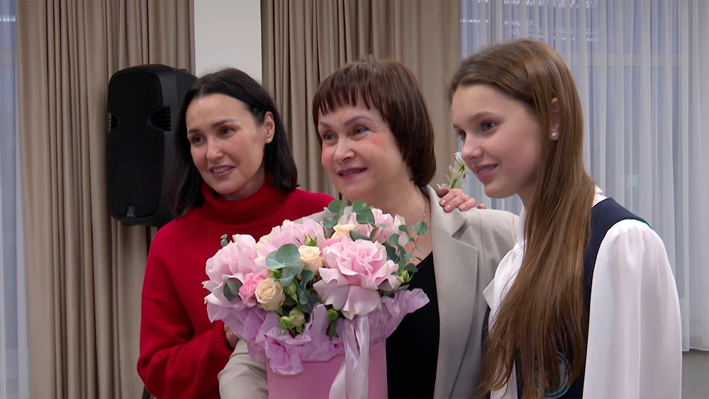 Арина Кияшко с преподавателем и мамой