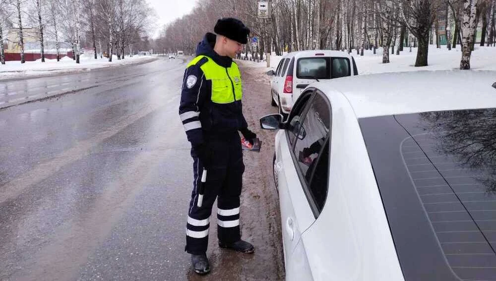 Инспектор ГАИ Нижнекамска проверяет документы у водителя автомобиля
