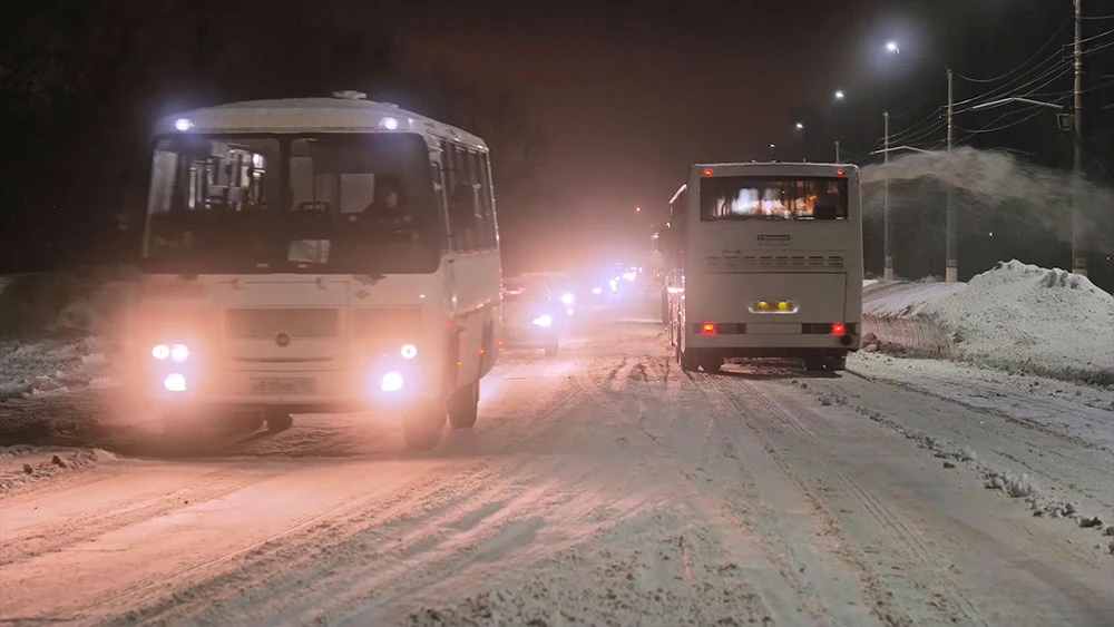 Автомобили на ночной трассе