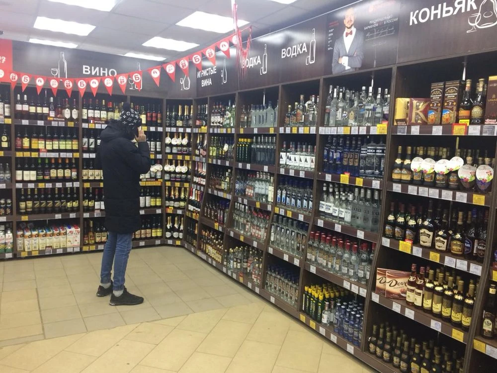 покупатель в алкомаркете