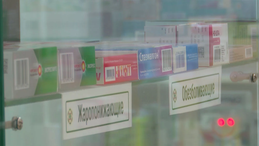Препараты на витрине в аптеке