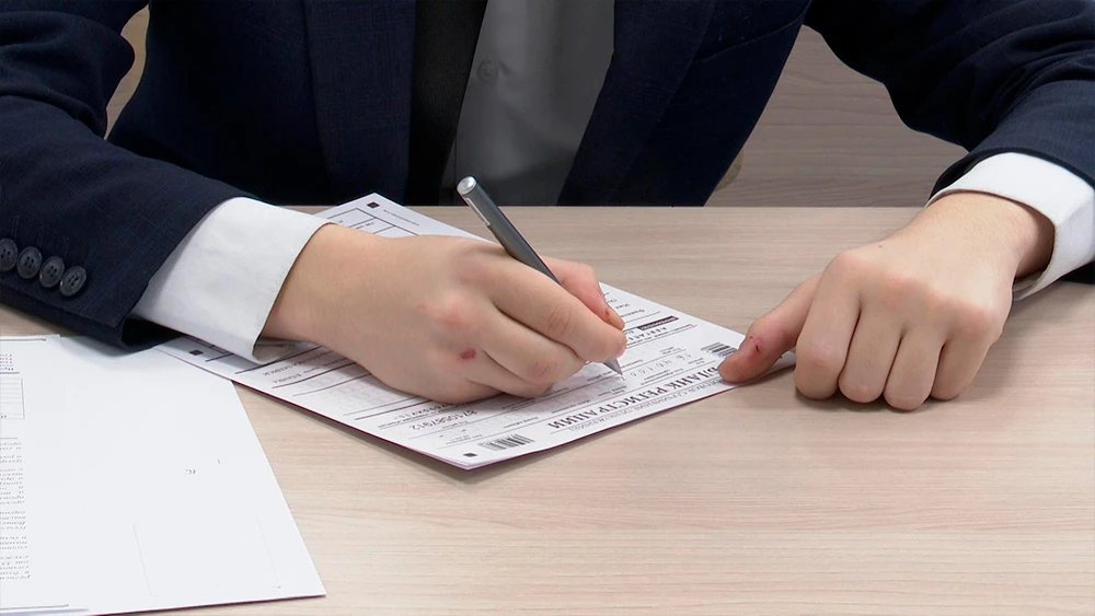 Выпускник пишет экзамен