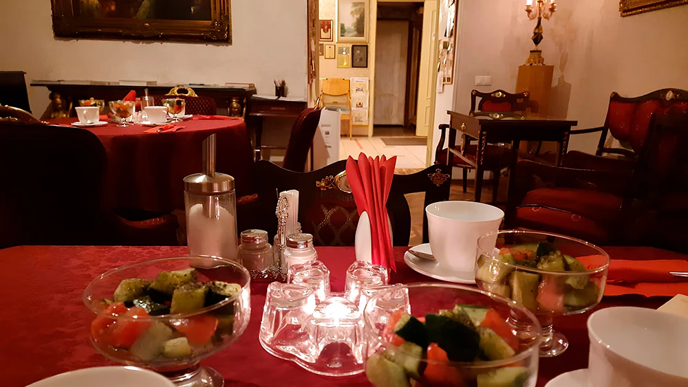 Сервированные столы в ресторане