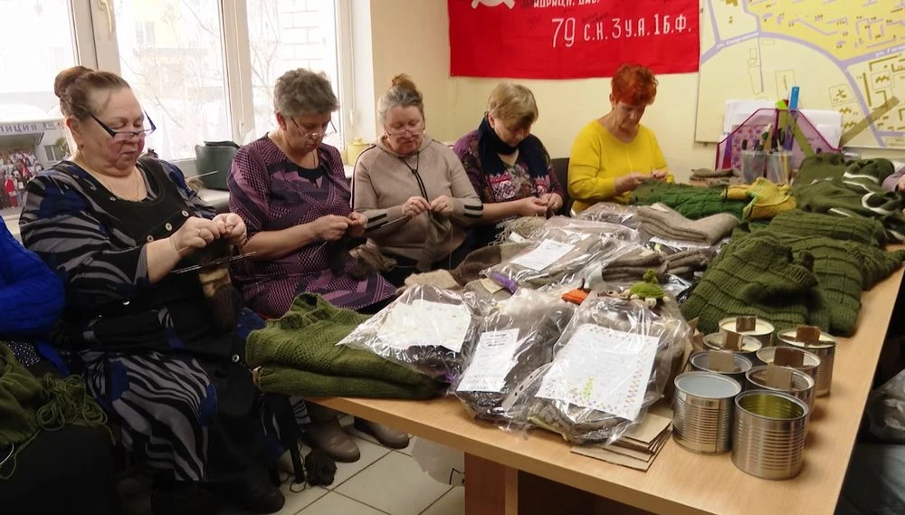 женщины вяжут носки