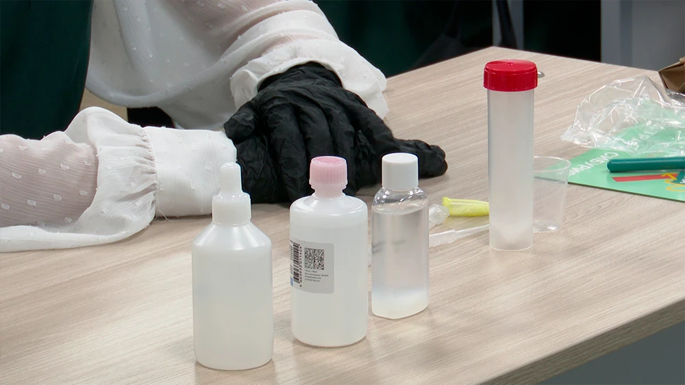 Флаконы с химическими жидкостями