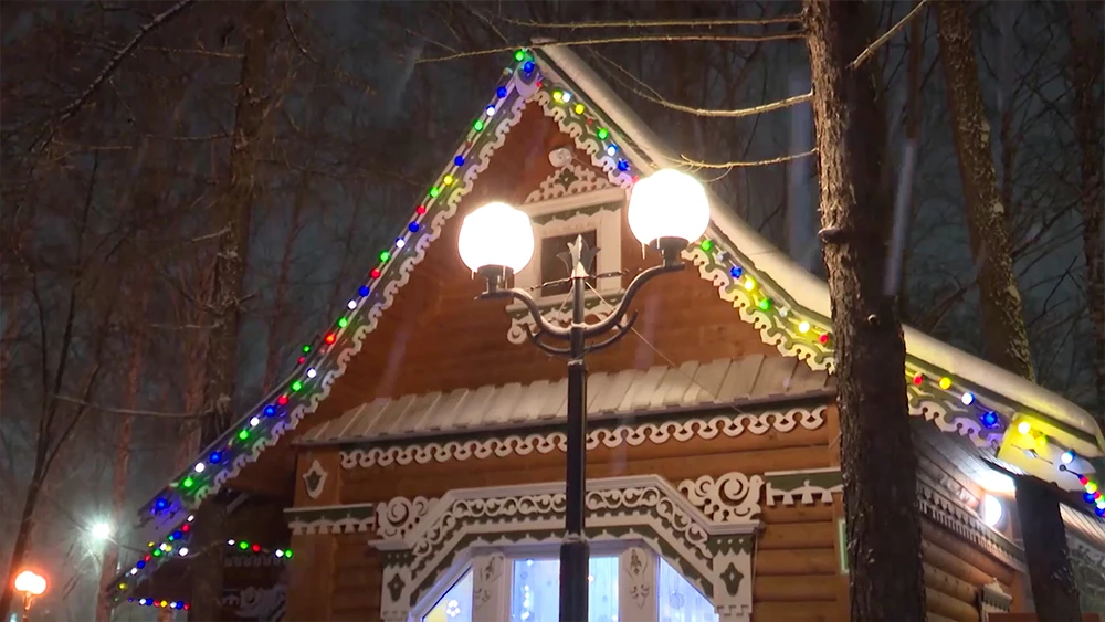 Крыша дома украшенного к Новому Году