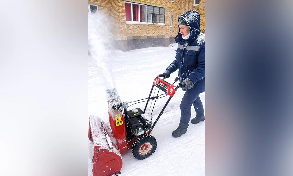 Дворник со снегоуборочной машиной в Нижнекамске