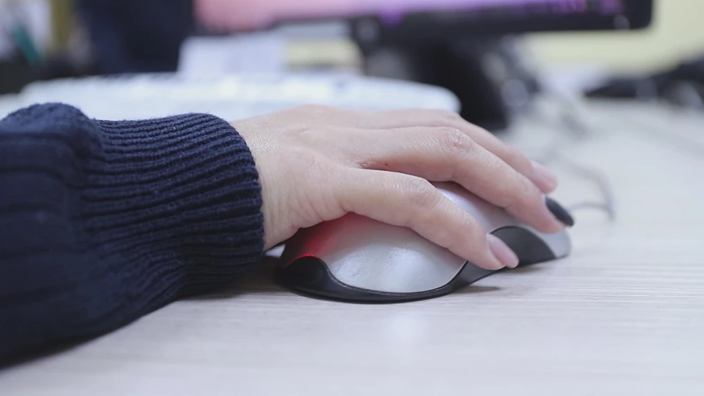 Компьютерная мышь в руке пользователя ПК