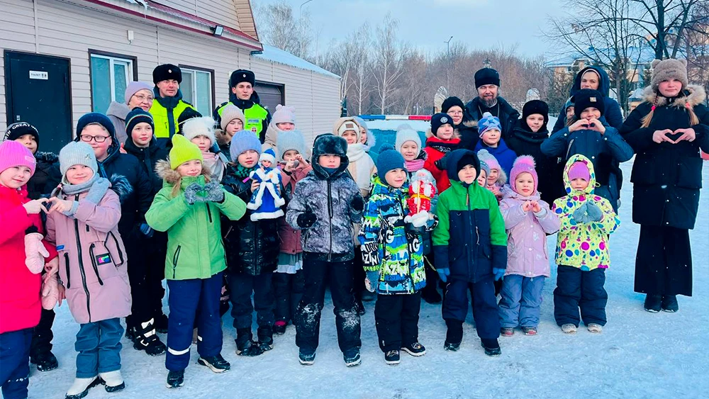 Дети с инспекторами Госавтоинспекции