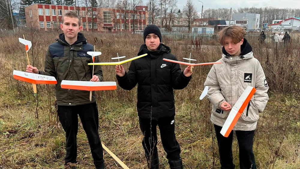 Участники соревнований по авиамоделированию