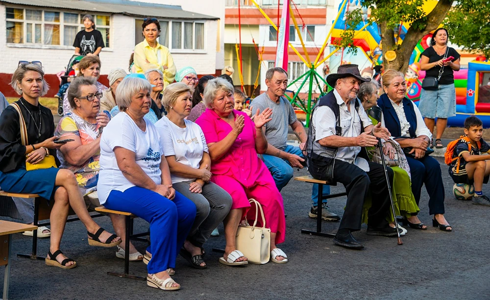 Праздник во дворе дома в Нижнекамске летом 2025 года