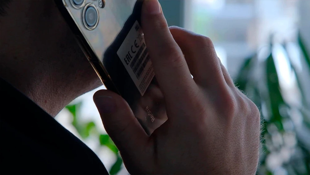 Разговаривает по телефону