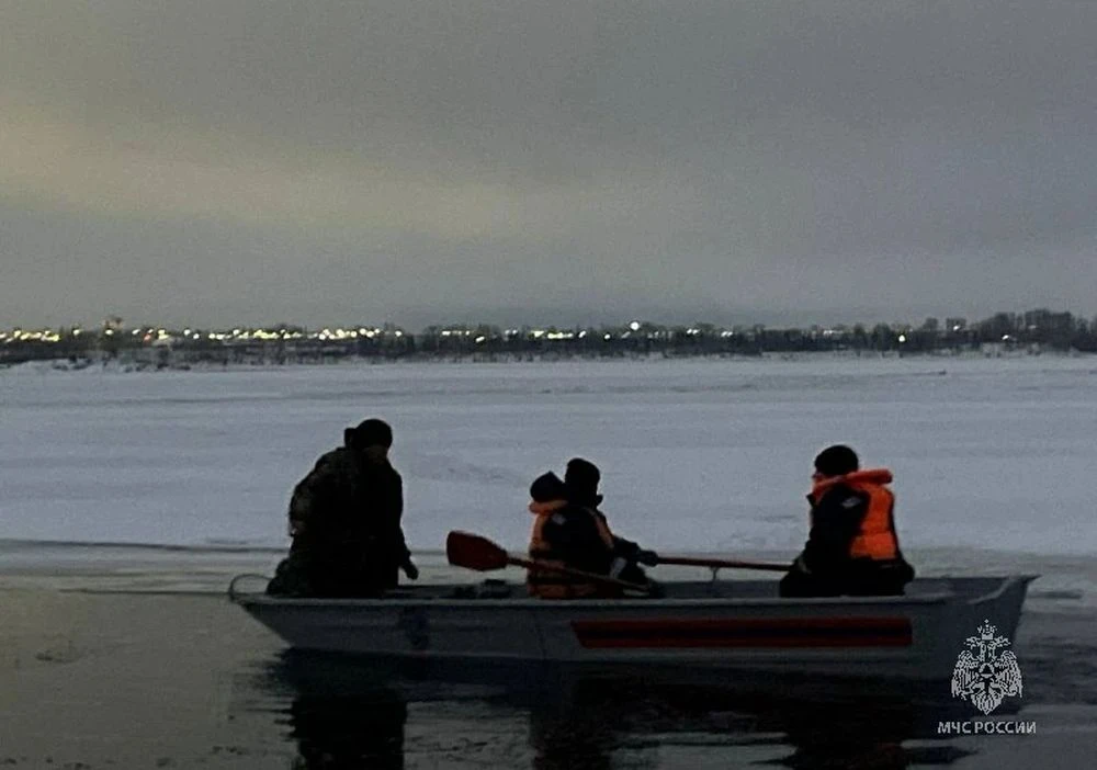 спасатели и рыбак в лодке