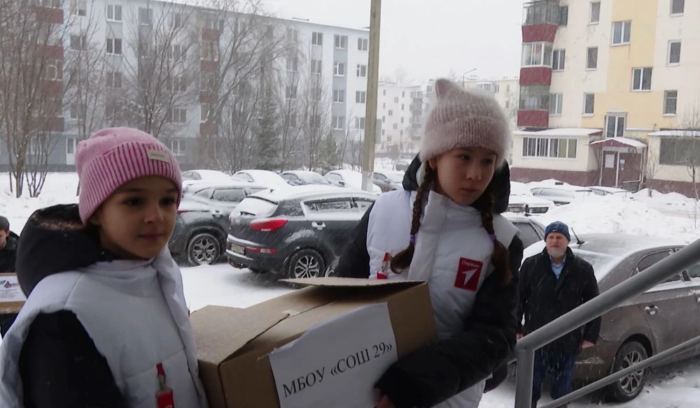 Ученики школы № 29 Нижнекамска принесли гумпомощь и окопные свечи в пункт сбора на Химиков 72б