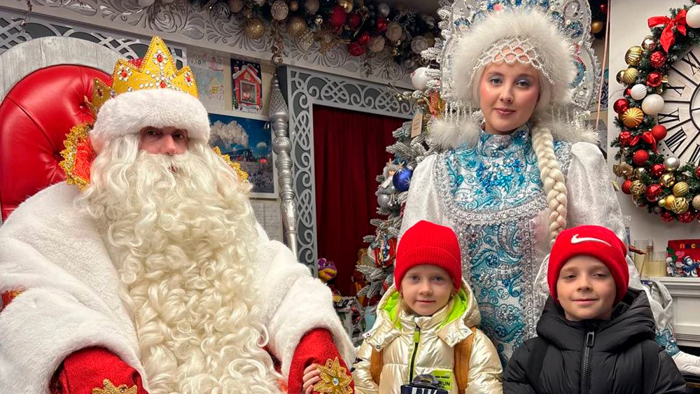 Дети вместе с Дедом Морозом и Снегурочкой
