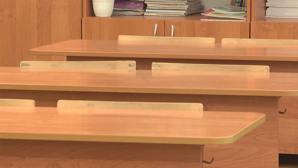 Школьные парты в классе