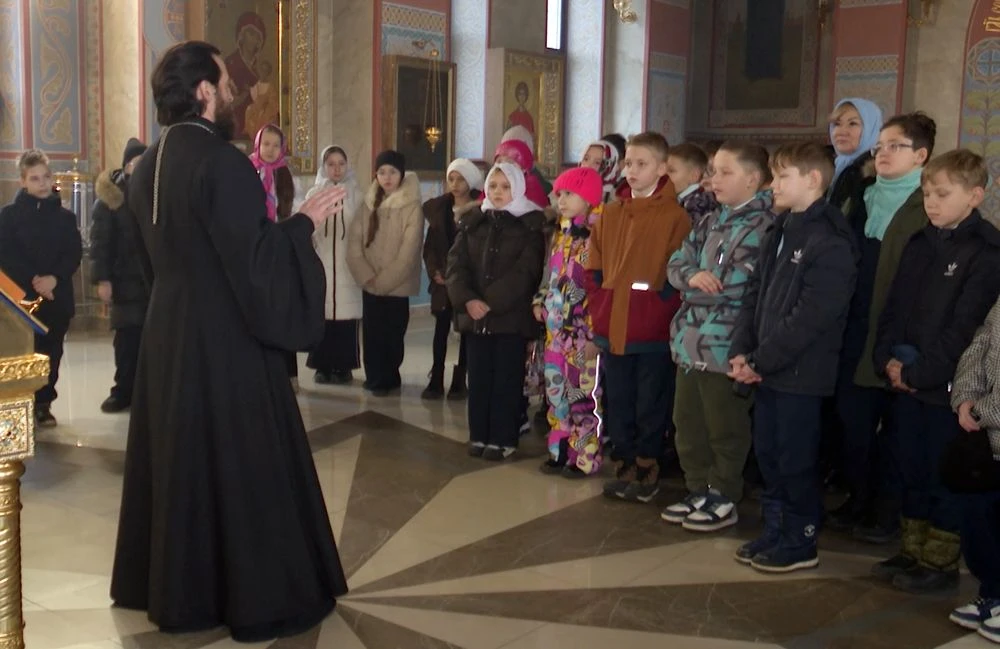 ученики школы № 36 Нижнекамска в церкви беседуют с иереем Николаем Наумовым о вреде сквернословия