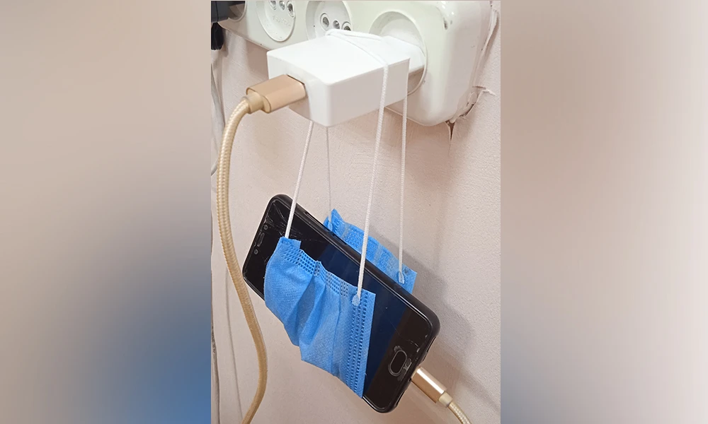 адаптер питания и смартфон