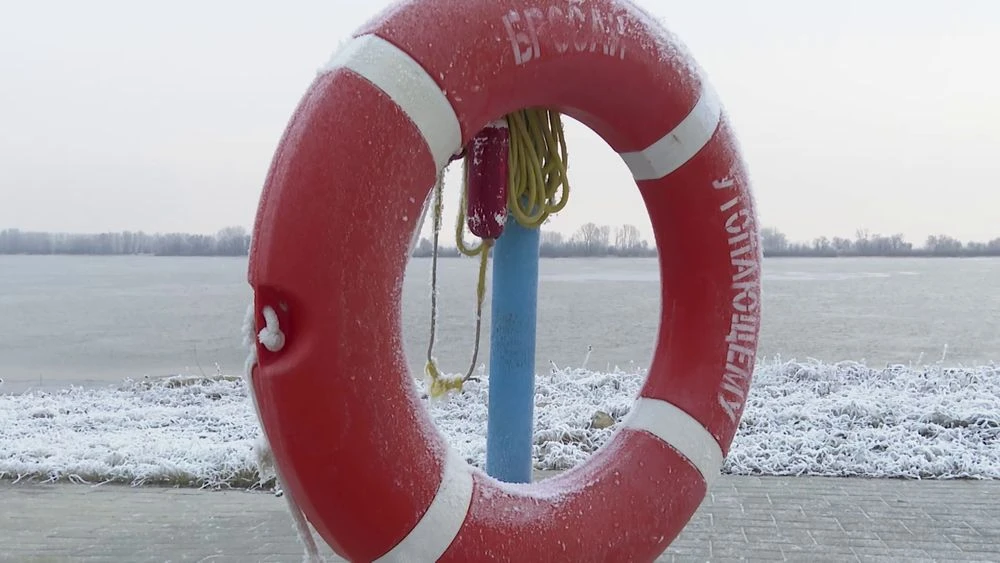 спасательный круг лёд