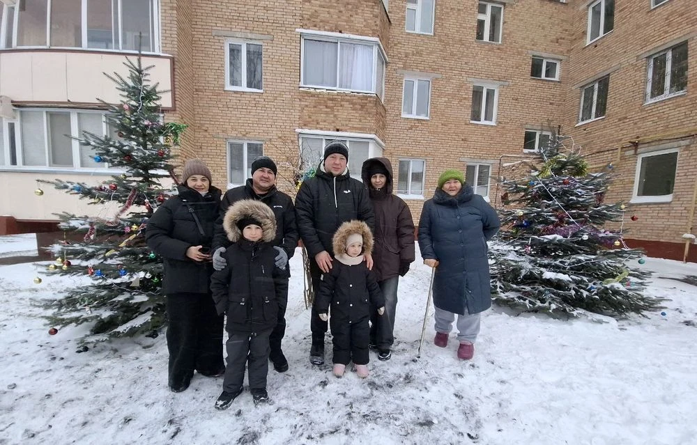 жильцы Гагарина 17 нарядили ёлки во дворе