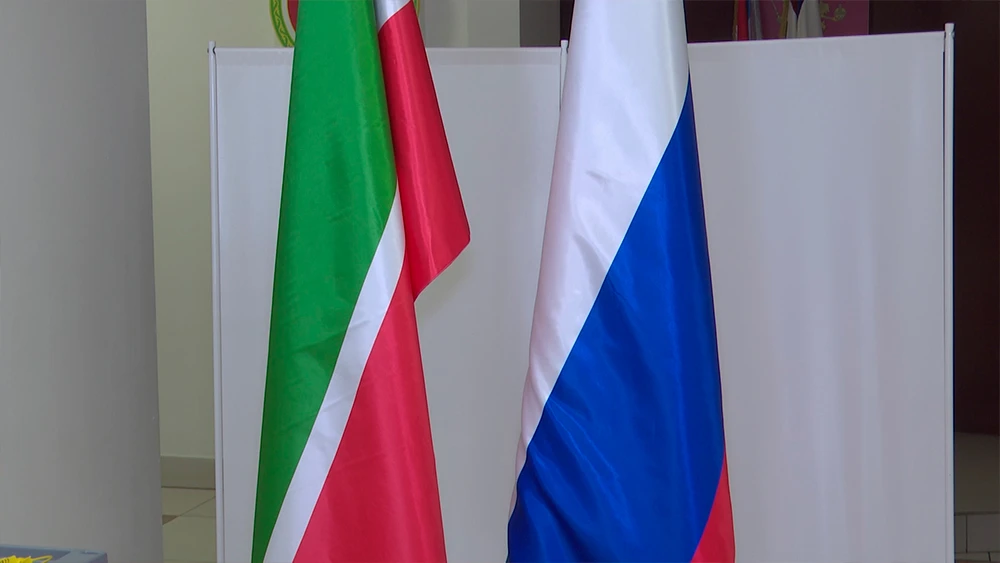 Флаги России и Татарстана