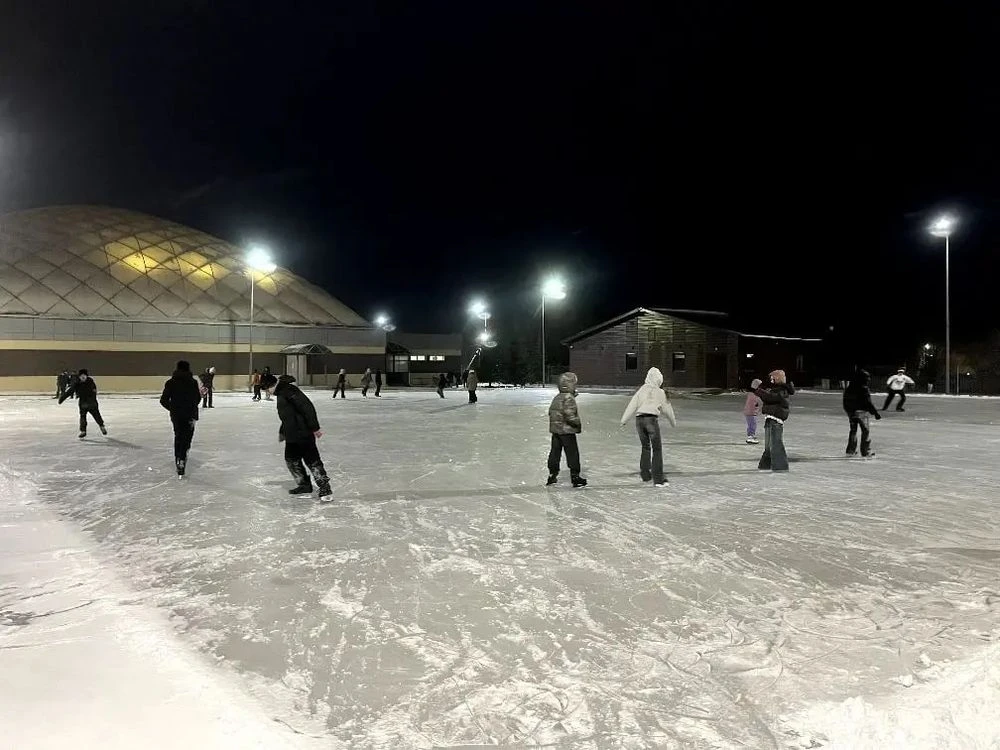 каток в спорткомплексе Батыр люди катаются на коньках