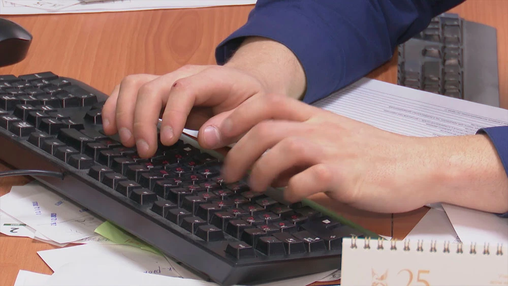 Печатает на клавиатуре