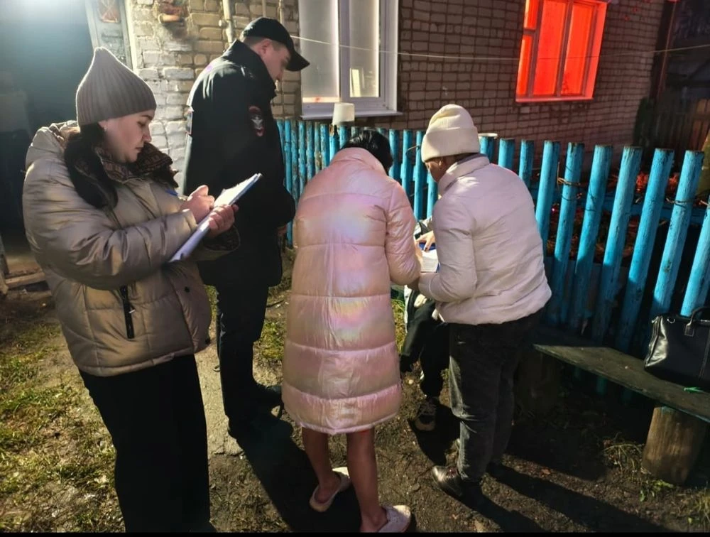 полицейские возвращают ребенка матери