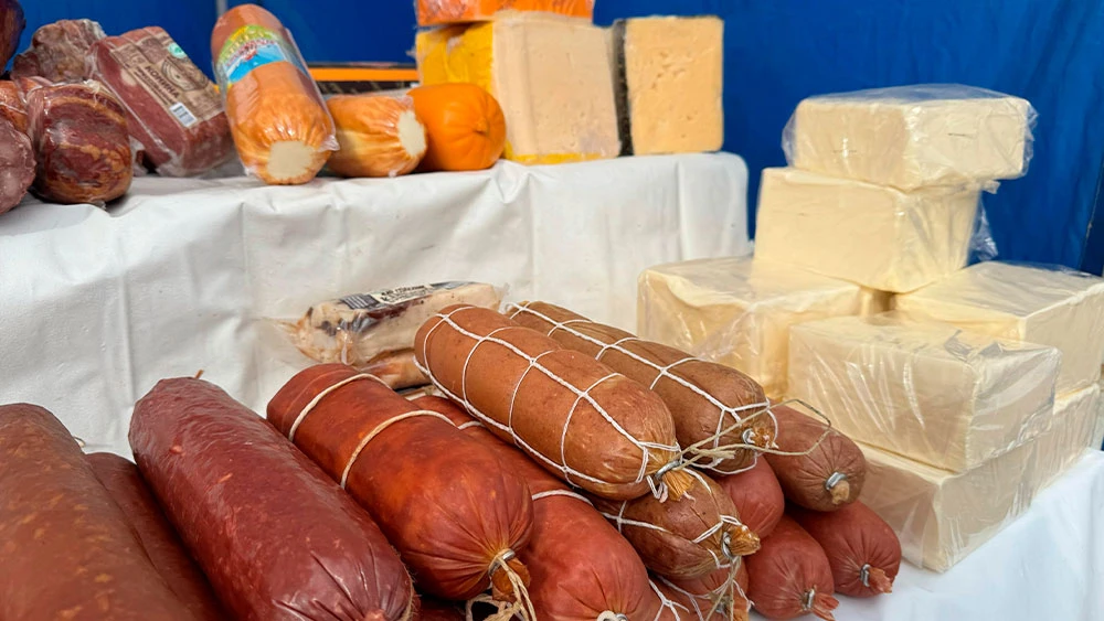 Колбаса, сыр и масло на прилавке