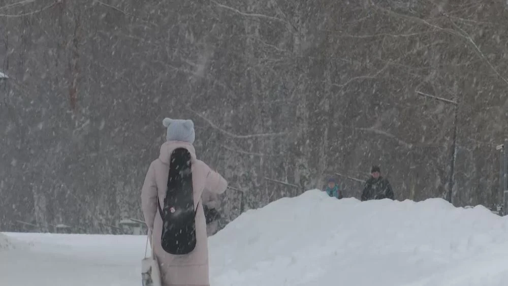 Ребенок идет по заснеженному Нижнекамску