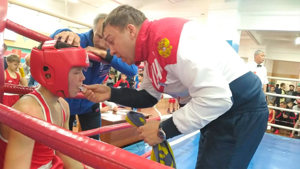 Тренер даёт напутствие боксёру перед следующим раундом