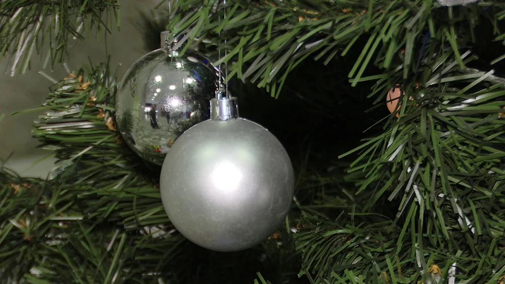 новогодняя игрушка - шар на елке