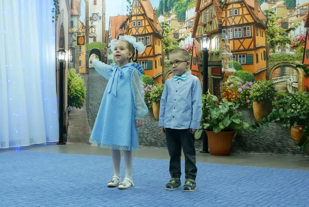 мальчик и девочка выступают на сцене