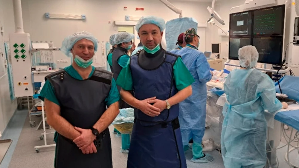 Заведующий отделением Алексей Крохалёв и врач-хирург Рафаэль Кудаяров из Нижнекамской центральной районной больницы