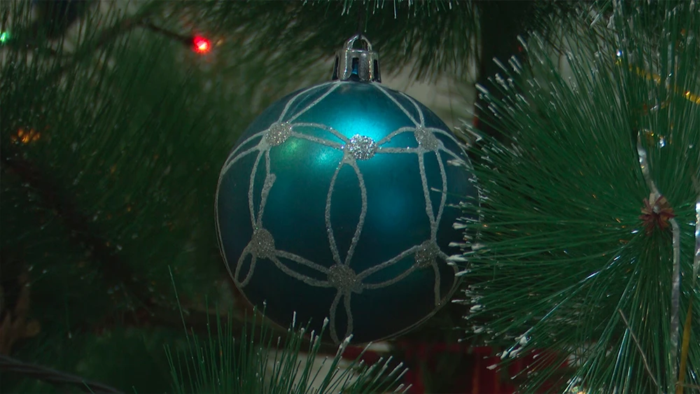 Голубой шар на новогодней ёлке