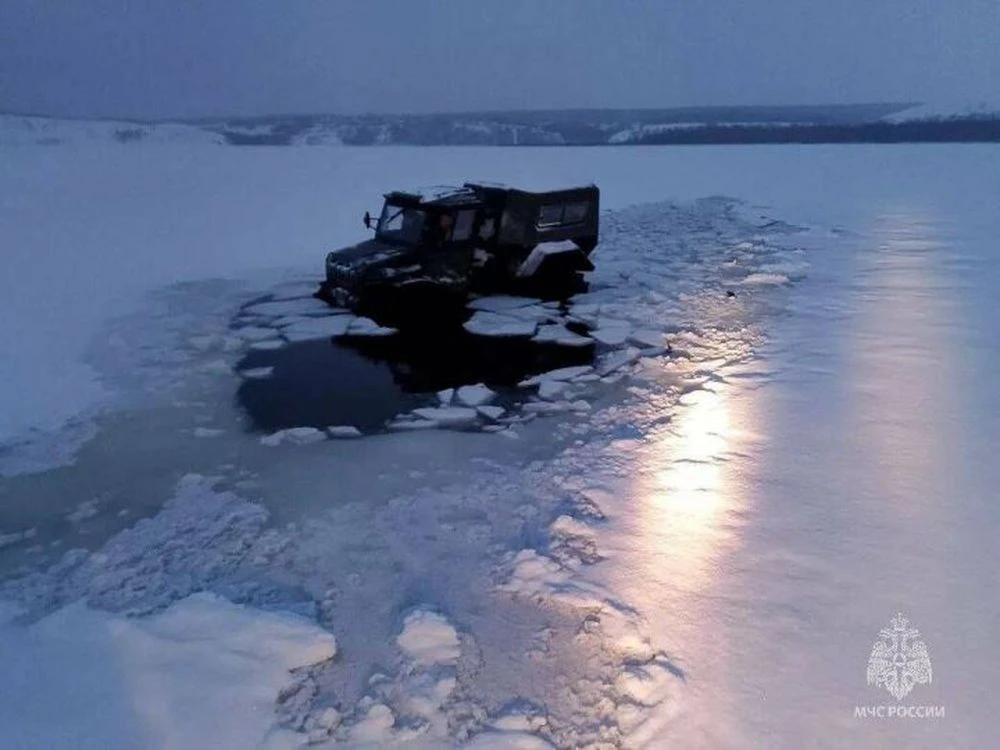 провалившийся под лед вездеход на Каме