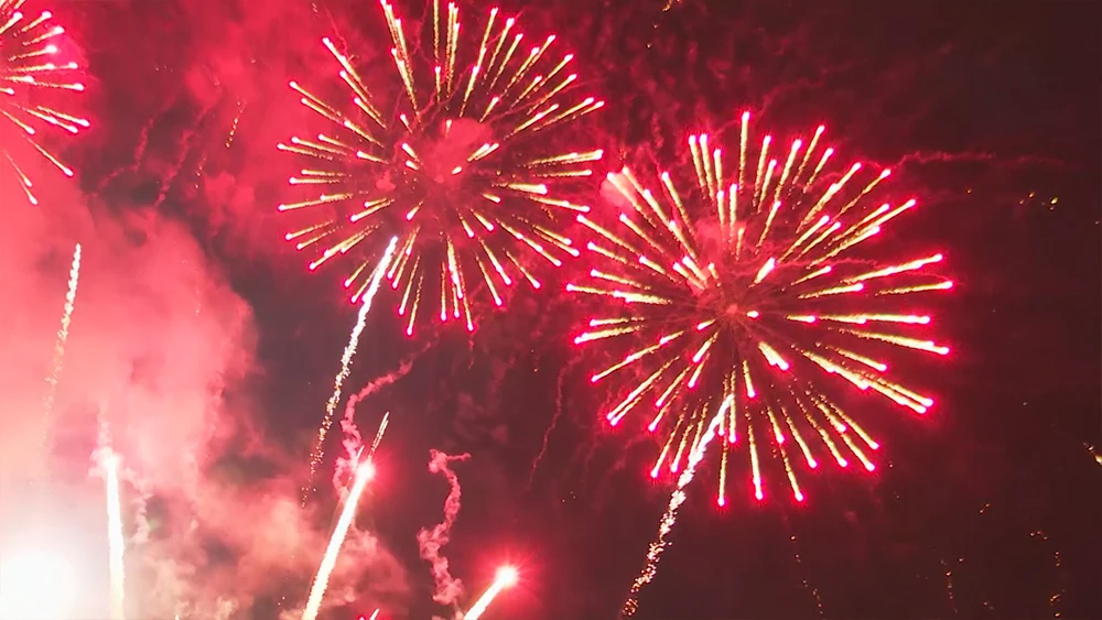 Фейерверк в ночном небе над Нижнекамском