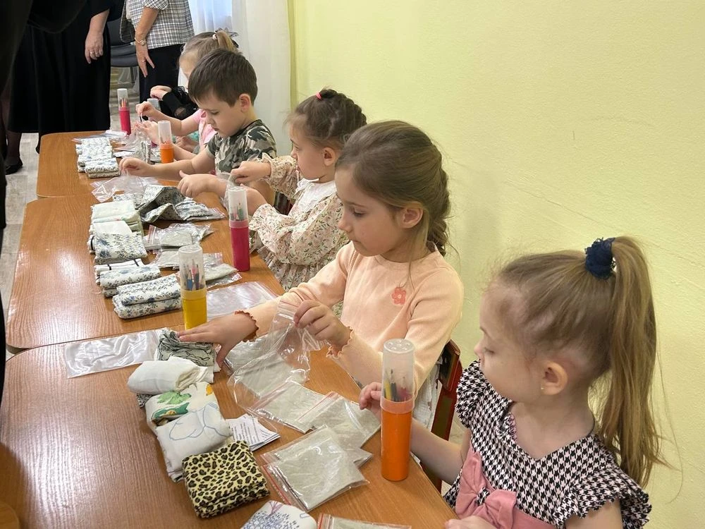 дети в детсаду Нижнекамске изготовливают сухой душ на СВО