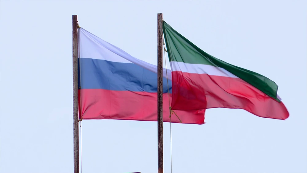 Флаги России и Татарстана