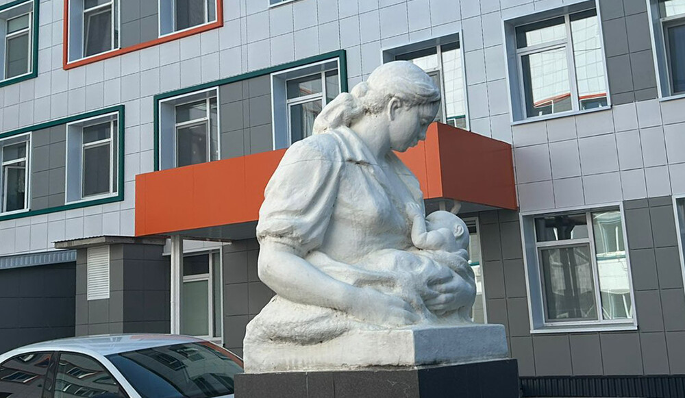 Скульптура матери и ребенка у роддома Нижнекамска