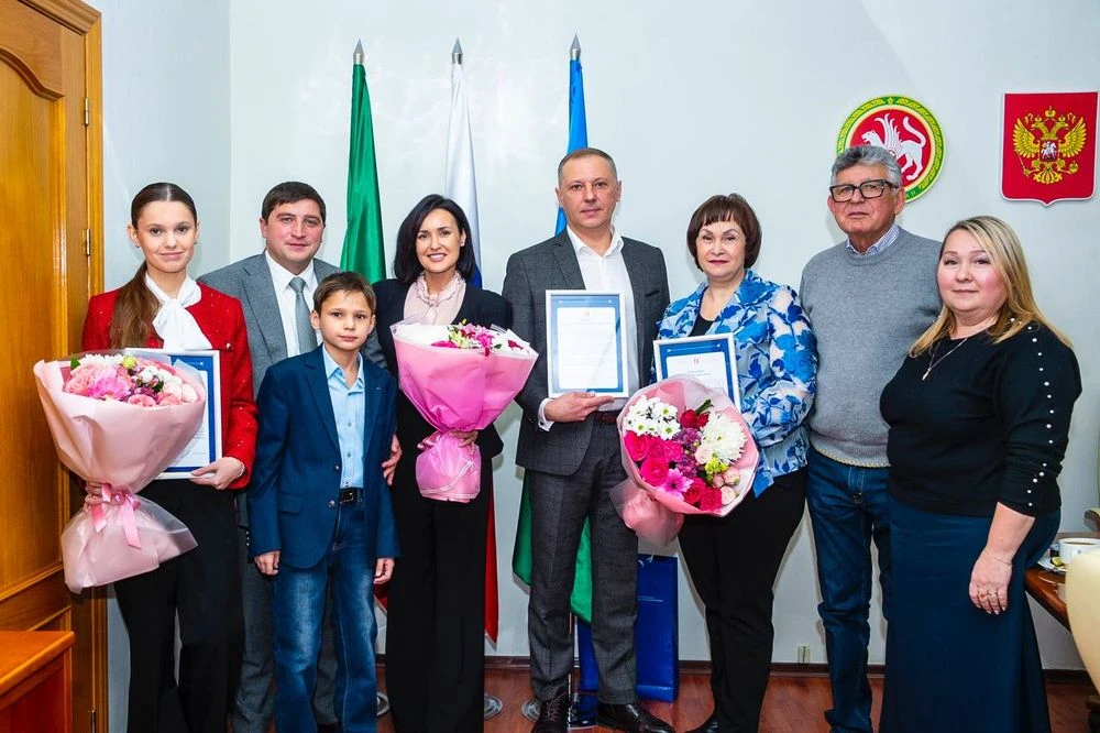 Арина Кияшко с семьёй и преподавательницей Радмир Беляев