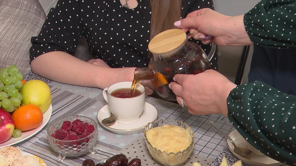 Женщина наливает чай чашку