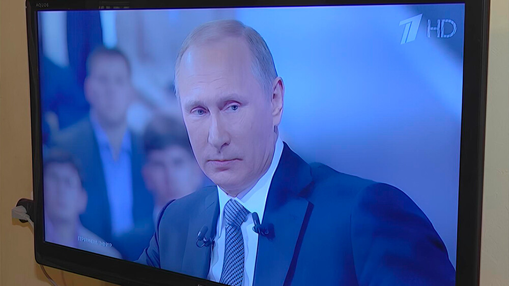 Владимир Путин во время прямой линии