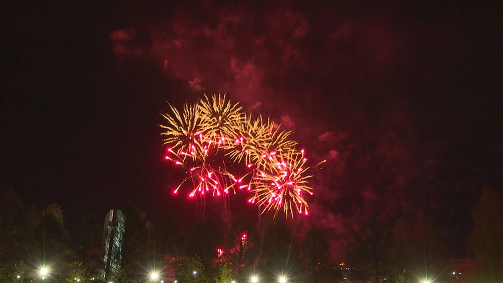 Фейерверк в небе над Нижнекамском