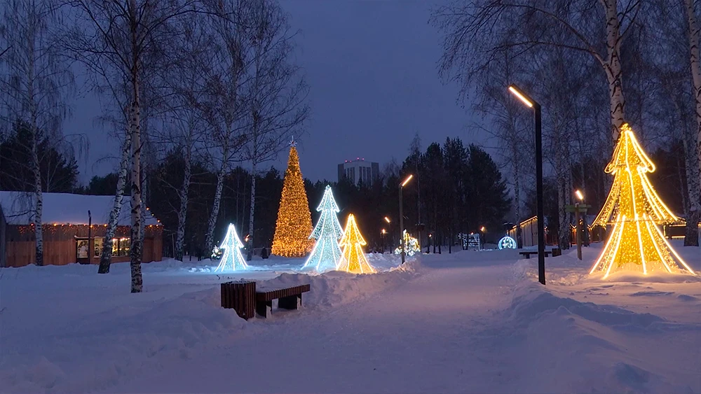 Парк "Семья" в Нижнекамске, украшенный к Новому году