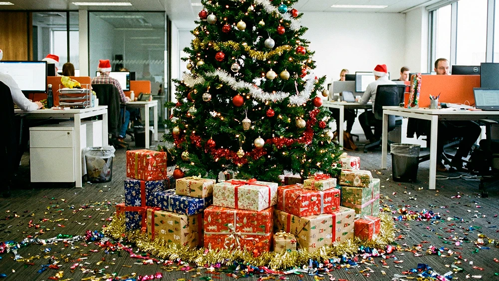 Подарки под ёлкой в рабочем офисе
