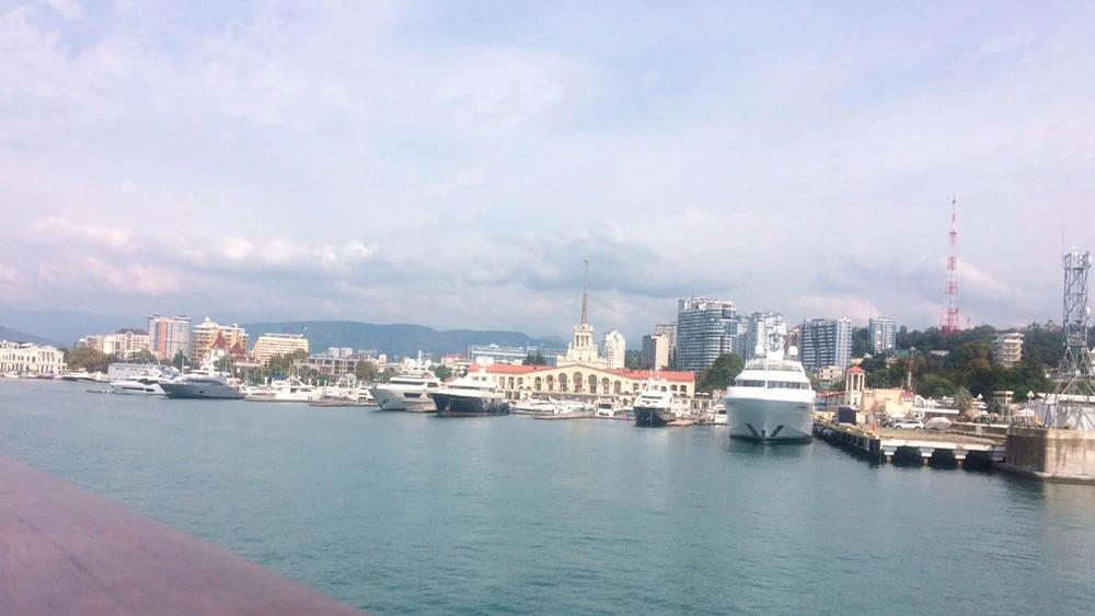 Яхты на море