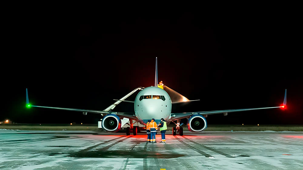 Самолёт в аэропорту перед взлётом