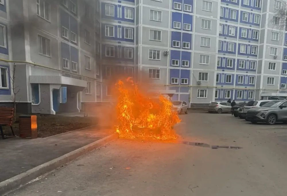 горит машина на Шинников 44 в Нижнекамске 10 декабря 2025 года