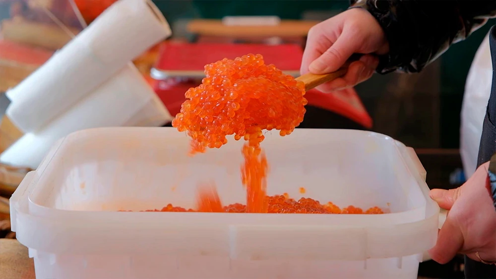 Красная икра в пластиковом контейнере